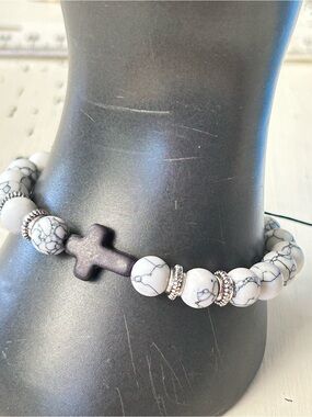 White marbled howlite stone beaded bracelet w/black hematite cross charm